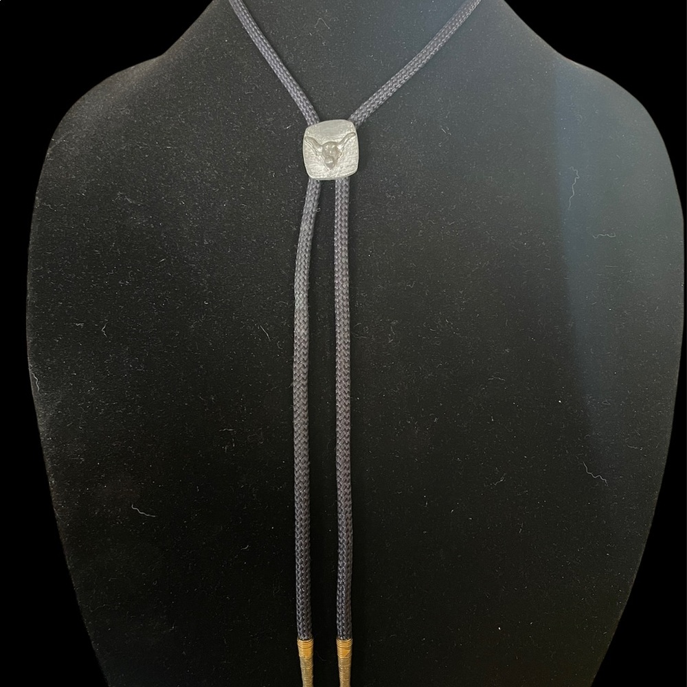 🌹🌹SOLD🌹🌹Vtg. Bolo Tie Longhorn Bull head,  Cast Iron, W/Rope, Cooper Tips